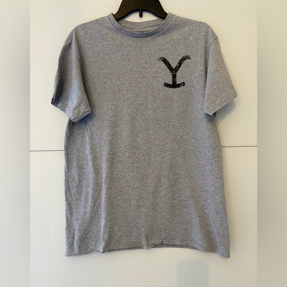 Yellowstone Paramount Classic Gray Men's T-Shirt‎ with Black Logo Size medium